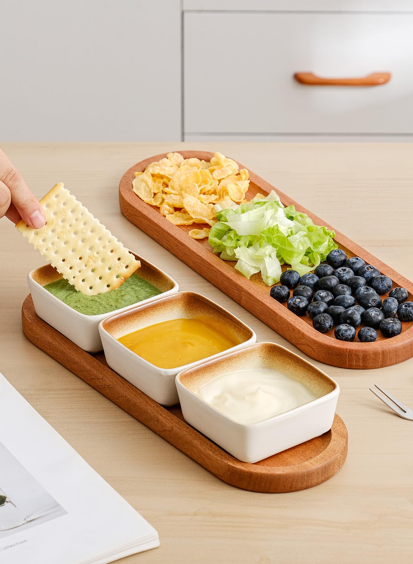 YJR Chip and Dip Serving Set, 3 pcs Ceramic Dipping Bowls with Wooden Tray, 3.5 Inch Small Serving Bowls for Side Dishes, Condiments, Dipping, Pre, Salsa, Entertaining, Party, Buffets, Mocca
